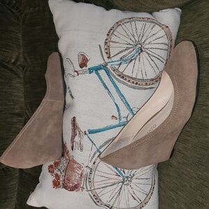 Franco Sarto Round toe Wedge heel pumps in a pretty dark tan. Size 8